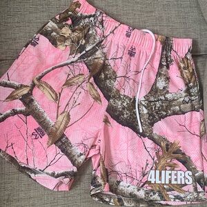 NWT BRAVEST STUDIOS RealTree Edge Athletic Shorts in Pink Camo, Size Medium